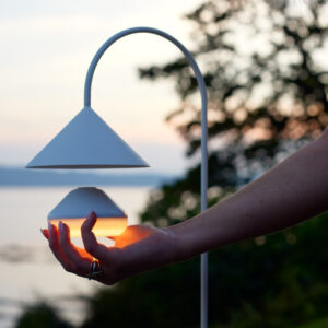 Frandsens grasp bordlampe i hvid - kan købe hos Lysmesteren Helsingør.