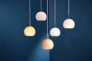 Frandsens Ball lampe er en designklassiker med sin enkle, runde form og tidløse æstetik.