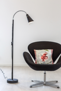 Gulvlampen best af by rydens i den sort farve