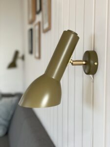 CPH lightings oblique væglampe i en charmerende grøn