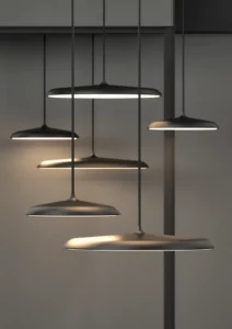 Design for the peoples artist lampe i en sort farve der skaber en varm og eksklusiv stemning.