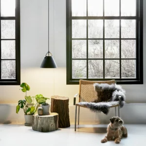 Design for the peoples strap loftlampe i en sort farve der giver et råt og sofistikeret look.