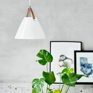 Design for the peoples strap loftlampe i en grå farve der giver et friskt og stilrent look.