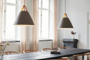 Design for the peoples strap loftlampe i en grå farve der giver et råt og sofistikeret look.