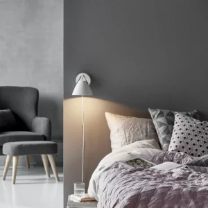 Design for the peoples strap lampe i en hvid farve med et varmt skandinaviske designudtryk.