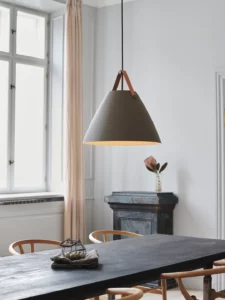 Design for the peoples strap loftlampe i en grå farve der giver et råt og sofistikeret look.
