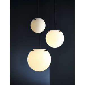 Koi lampen fra Frandsen er en stilfuld og moderne pendel med et enkelt, organisk formsprog.