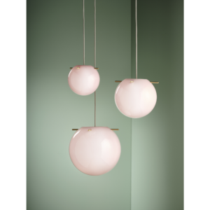 Koi lampen fra Frandsen er en stilfuld og moderne pendel med et enkelt, organisk formsprog. Den lyserøde farve tilfører et blødt og feminint udtryk, der passer perfekt til både klassiske og moderne interiører.