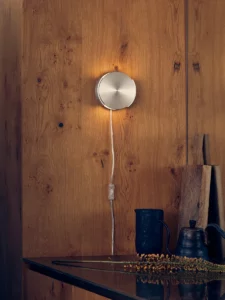 Rotate væglampen fra Frandsen kombinerer funktionalitet med minimalistisk design. Den justerbare skærm gør det nemt at rette lyset præcist, hvilket gør den ideel som læselampe ved sengen eller som stemningsbelysning i stuen.