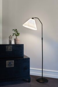 HALO Designs berlin gulvlampe sort med hvid lampeskærm.