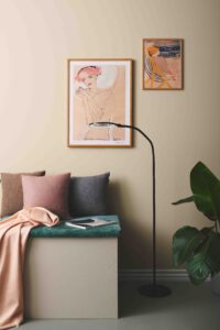 Halo Design Magni gulvlampe med justerbart lampehoved og stilrent, funktionelt design.