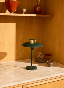 Halo design bordlampe - modellen er stepp og ses i en charmerende grøn farve.