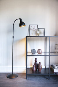 Halo Design Angora gulvlampe med minimalistisk design og justerbart lampehoved for fleksibel belysning.