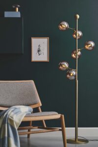 Halo Design Atom gulvlampe med moderne, geometrisk design og justerbare lyskugler for fleksibel belysning.