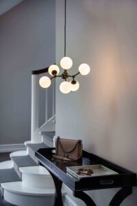 Halo Design Atom pendel med moderne, geometrisk design og justerbare lyskugler for fleksibel belysning.