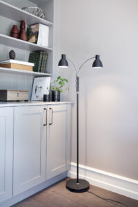 Halo Design Hudson gulvlampe med slankt, moderne design og justerbare lampehoveder for optimal belysning.