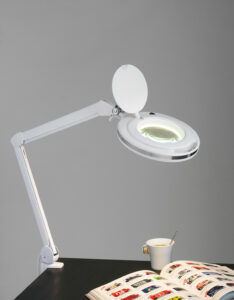 Halo Design Magni lampe med justerbart lampehoved og funktionelt design til målrettet belysning.