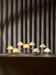 Halo Design Mini Mush bordlampe i forskellige farver med elegant, kuppelformet skærm og blødt stemningslys.