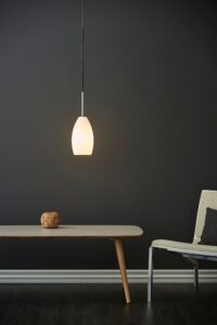 Herstal Granat pendel med stilrent design, opalglas og jævn lysfordeling for en behagelig atmosfære.