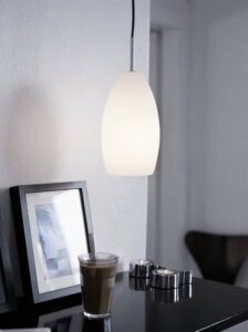 Herstal Granat pendel med elegant, opalhvid glasskærm og metaldetaljer, der giver et blødt og diffust lys.