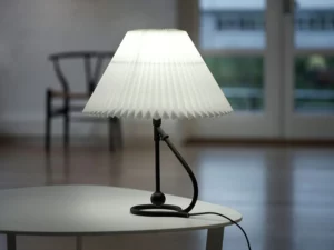LE KLINT 3062 bordlampe i tidløst dansk design med håndfoldet skærm og elegant fod for optimal belysning.