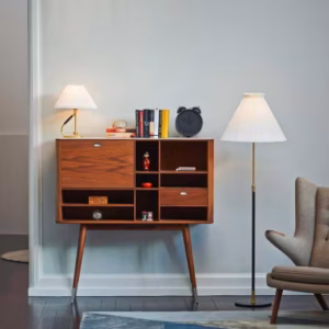 LE KLINT 3062 gulv- og bordlampe kombinerer funktionalitet og æstetik med sit ikoniske plisserede skærmdesign.