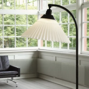 LE KLINT 368 gulvlampe med elegant metalstel og håndfoldet plisseret skærm, der giver et blødt og behageligt lys.