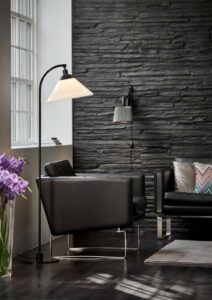 LE KLINT 368 gulvlampe med tidløst dansk design, justerbart stel og klassisk plisseret skærm for optimal lysfordeling.