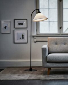 LE KLINT 368 gulvlampe i minimalistisk design med håndfoldet skærm, der skaber et varmt og diffust lys.