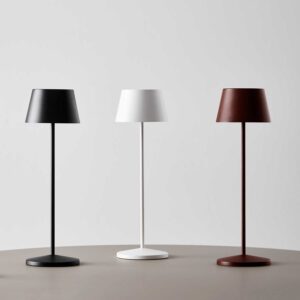 LOOM Design Modi lampe i forskellige farver, der kombinerer elegant æstetik med funktionel belysning.
