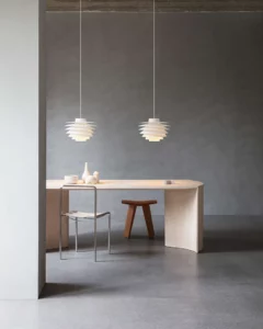 LYFA Verona 1 pendel i hvid, elegant placeret over et skrivebord, med blødt og funktionelt arbejdslys.