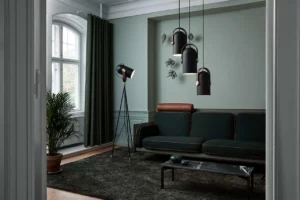 E KLINT Carronade som både pendel og gulvlampe, med ikonisk kanoninspireret design, justerbart lampehoved og en elegant kombination af træ og metal for stilfuld og funktionel belysning.