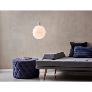 LE KLINT 101 pendel, også kendt som "Frugtlygten", med håndfoldet plisseret skærm og tidløst dansk design, der giver et blødt og behageligt lys.