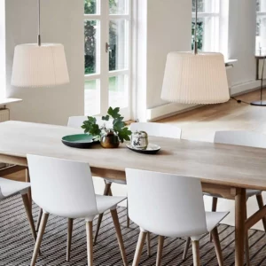 LE KLINT Snowdrop pendel med elegant, plisseret skærm og organisk form, der skaber et blødt og behageligt lys.