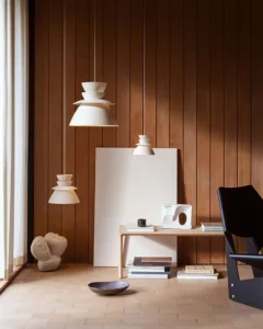 LYFA Sundowner pendel i hvid med elegant, geometrisk design og jævn lysfordeling, ideel til moderne indretning.