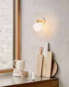 LYFA Memoir væglampe med opalglas og minimalistisk design, der sikrer en behagelig og jævn lysfordeling.