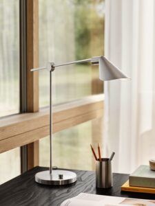 Fritz Hansen MS021 gulvlampe i sølv med elegant design og behagelig lysfordeling.