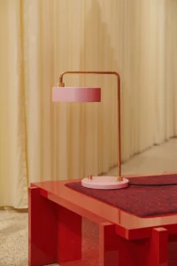 Made by Hand Petite Machine bordlampe i lyserød, med elegant messingdetaljer og justerbart lampehoved.