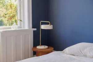 Made by Hand Petite Machine bordlampe i hvid med elegant messingdetaljer og et tidløst, skandinavisk udtryk.