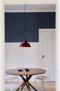 Made by Hand Workshop pendel i mørkerød, med klassisk værkstedsdesign og en markant farve, der tilføjer karakter til rummet.