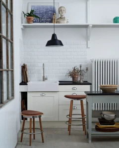 Made by Hand Workshop pendel i sort, hængende i et småt køkken, hvor den kombinerer funktionelt lys med et råt, industrielt look.