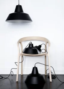 Made by Hand Workshop pendel i sort med industrielt design og robust metalfinish, der giver et fokuseret lys.