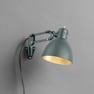 Nordic Living Archi væglampe i grøn med industrielt inspireret design og justerbar arm, ideel til målrettet belysning.