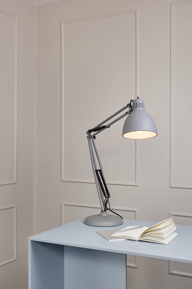 Nordic Living Archi bordlampe i grå med klassisk arkitektdesign, fleksibel arm og justerbart lampehoved for optimal arbejdsbelysning.
