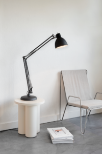 Nordic Living Archi bordlampe i sort med minimalistisk design og fleksibel konstruktion, perfekt til skrivebordet eller læsehjørnet.