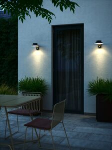 Nordlux Justine udendørslampe skaber en hyggelig atmosfære i haven eller på terrassen med sit stilrene design og bløde lys.