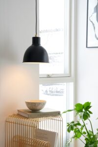 Nordlux Pop pendel med enkelt og moderne design, der giver et blødt og jævnt lys over spisebordet eller køkkenøen.