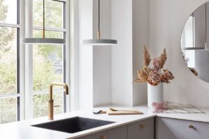 UMAGE Asteria pendel i slankt design med indbygget LED-teknologi, der giver et blødt og jævnt lys.
