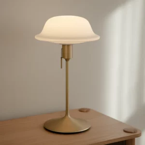 UMAGE Santé bordlampe med minimalistisk design og justerbar skærm, ideel som læse- eller arbejdslys.