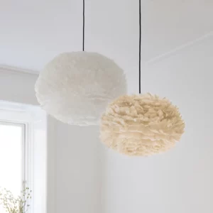Umage Eos pendel med naturlige gåsefjer, der spreder et varmt og diffust lys i rummet.